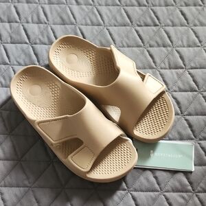 REVITALIGN Kholo Fusion Adjustable Slides In Nougat Color-Women's Size 7-NWT